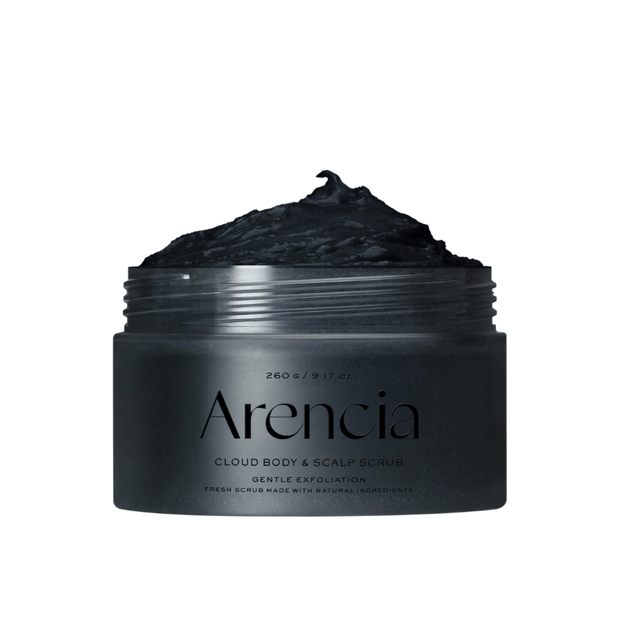 Arencia Cloud Body & Scalp Scrub con textura exfoliante negra en tarro abierto, exfoliante corporal y de cuero cabelludo que exfolia y limpia suavemente.
