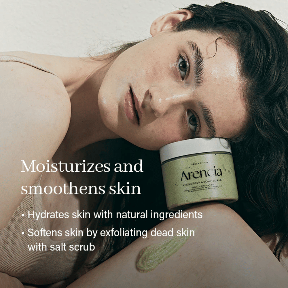 Modelo descansando contra Arencia exfoliante corporal, body scrub hidratante que suaviza la piel y elimina células muertas.