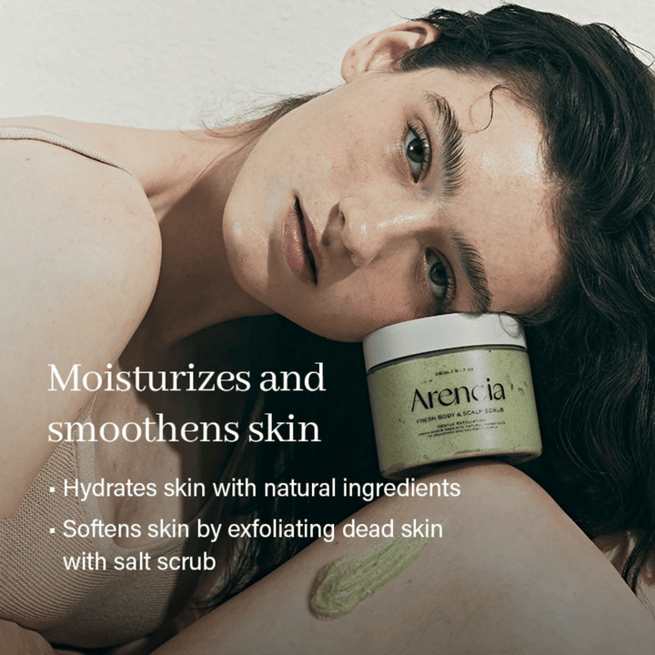 Modelo descansa con Arencia Fresh Cloud Body & Scalp Scrub. Exfoliante corporal hidratante que suaviza la piel y proporciona un resultado de piel más uniforme.