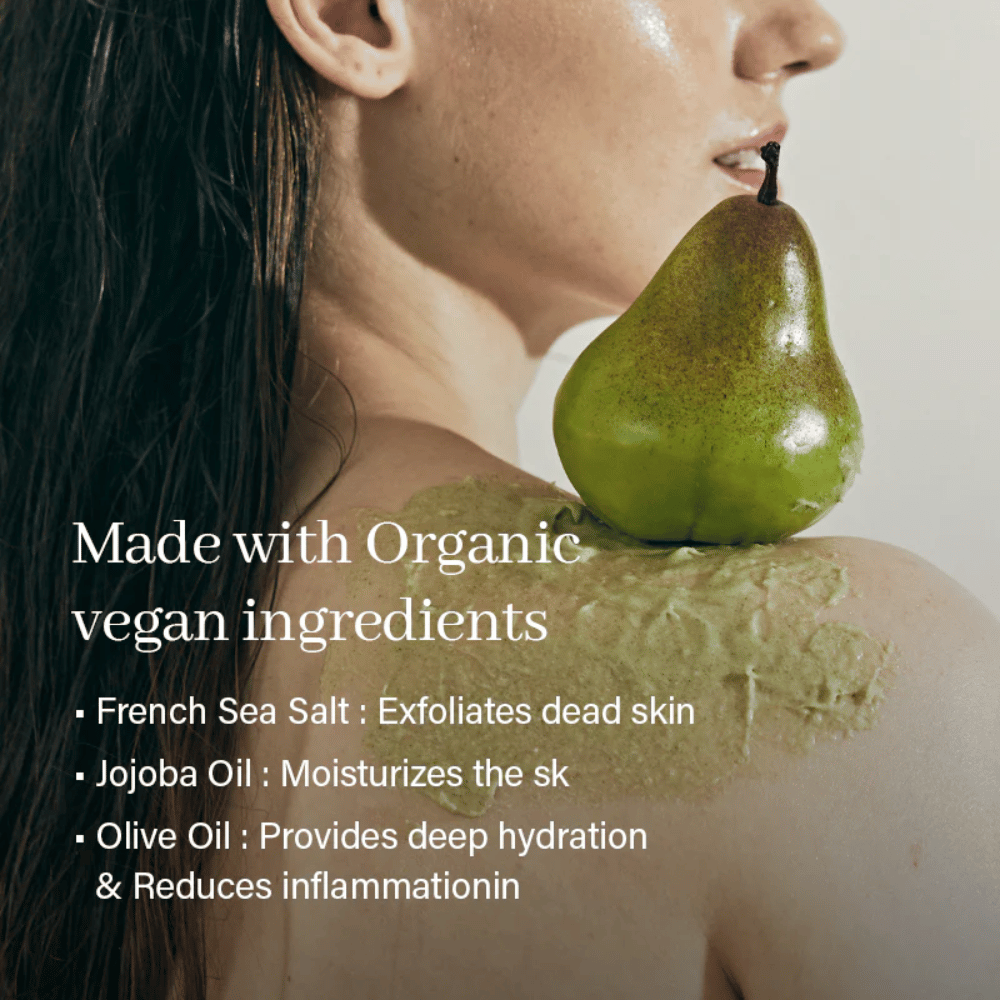 Arencia exfoliante corporal aplicado en la piel con pera como inspiración de ingredientes. Exfoliante con sal marina y aceites nutritivos que elimina células muertas de la piel.