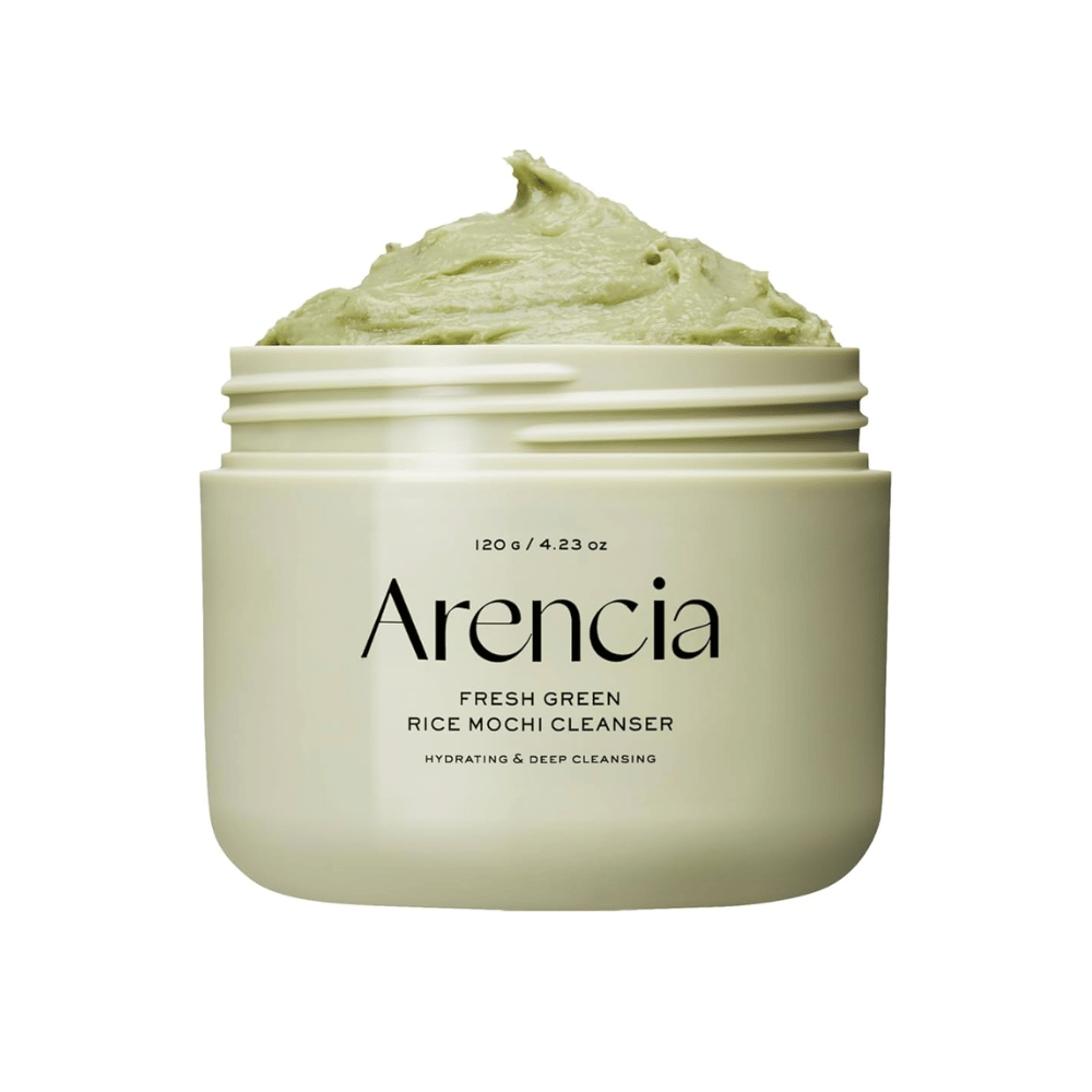 Tarro abierto con Arencia Fresh Green Rice Mochi Cleanser 120g, una limpieza cremosa verde con el texto "Hydrating & Deep Cleansing" en el empaque.