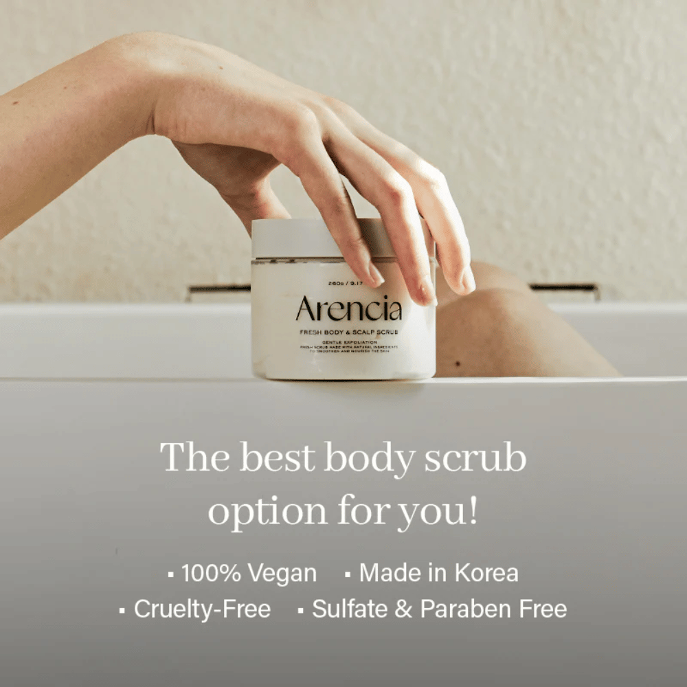 Arencia Fresh Cloud Body & Scalp Scrub colocado junto a la bañera. Exfoliante corporal vegano que exfolia suavemente, hidrata la piel y deja una sensación suave y fresca.