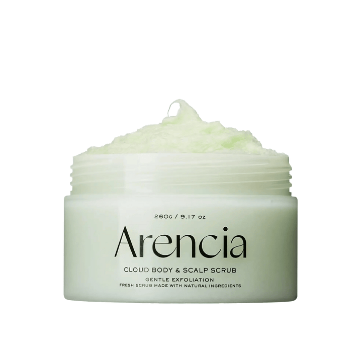 Arencia Fresh Cloud Body & Scalp Scrub en un frasco abierto sobre fondo blanco. Exfoliante corporal cremoso que exfolia suavemente, hidrata la piel y proporciona una sensación suave y fresca.