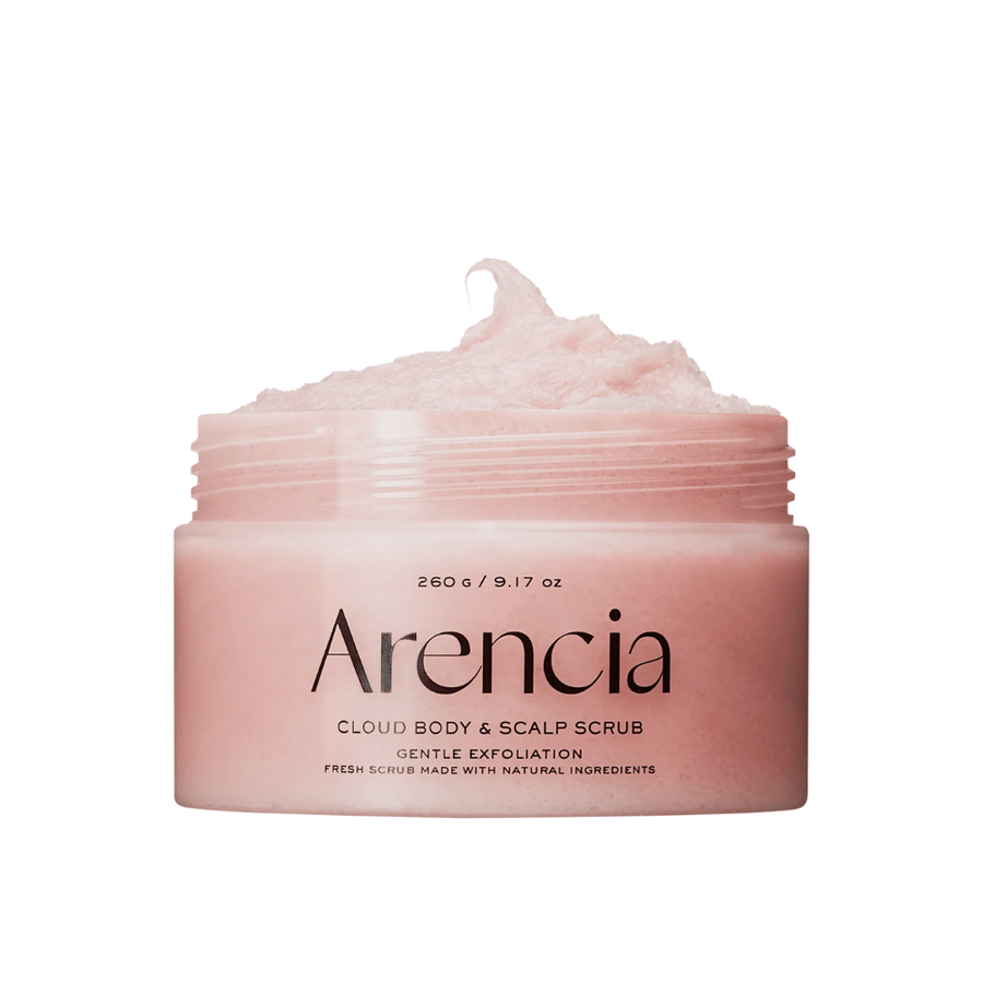 Arencia Fresh Cloud Scrub Lavender & Pear en tarro abierto sobre fondo blanco. Exfoliante corporal y para el cuero cabelludo cremoso que exfolia suavemente y deja la piel suave e hidratada.