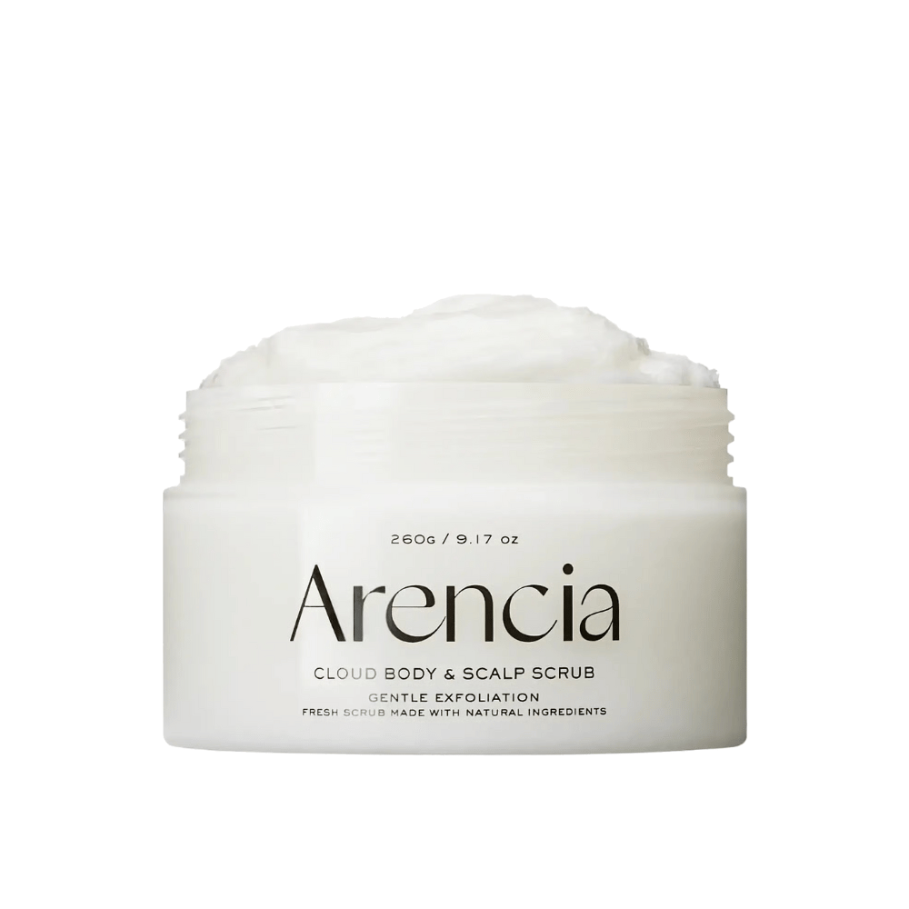 Arencia Fresh Cloud Scrub White Tea & Neroli en tarro abierto sobre fondo blanco. Exfoliante corporal y de cuero cabelludo cremoso que exfolia suavemente y deja la piel suave e hidratada.
