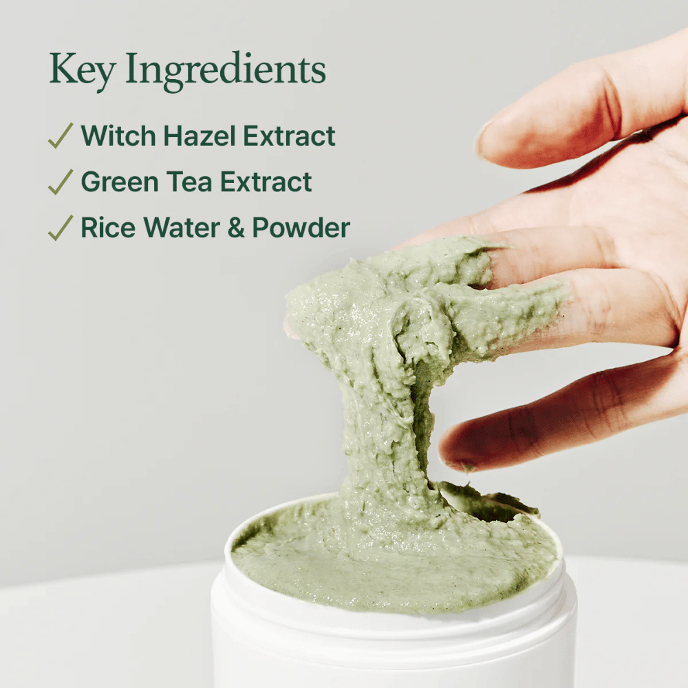 Una mano levanta Arencia Fresh Green Rice Mochi Cleanser de un tarro. La crema verde, viscosa se estira entre los dedos. El texto enumera ingredientes: Witch Hazel, Green Tea, Rice Water & Powder.