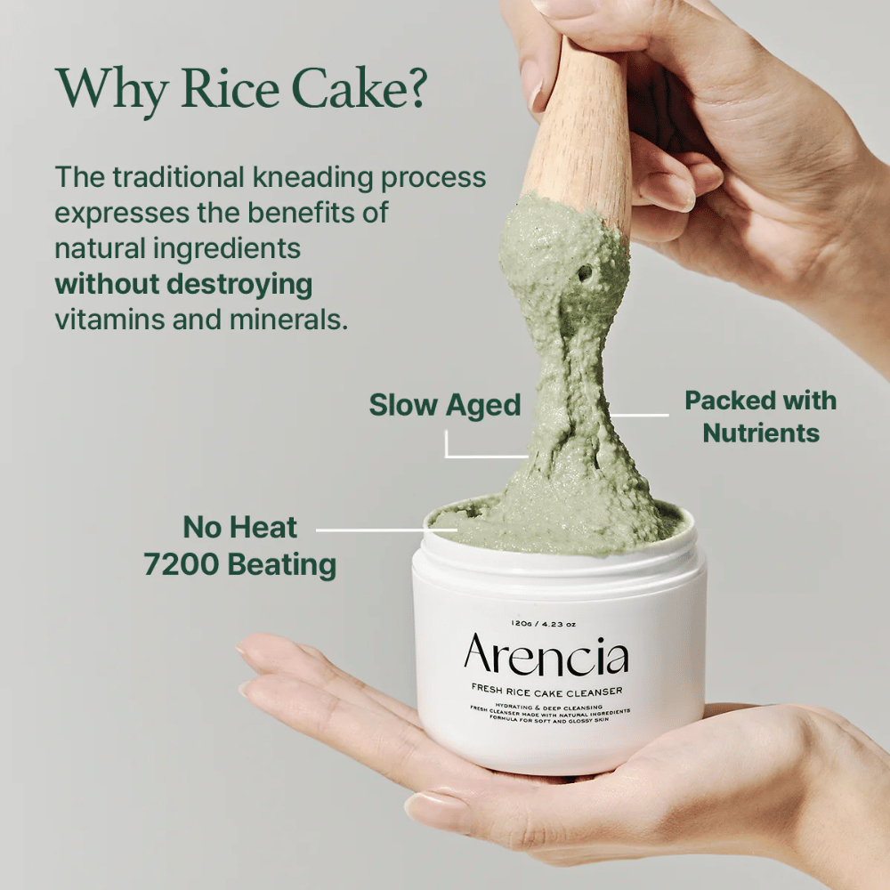 Arencia Fresh Rice Cake Cleanser en tarro levantado con una espátula, muestra textura verde, pegajosa. Texto en la imagen explica beneficios como "Slow Aged", "Packed with Nutrients" y "No Heat 7200 Beating".