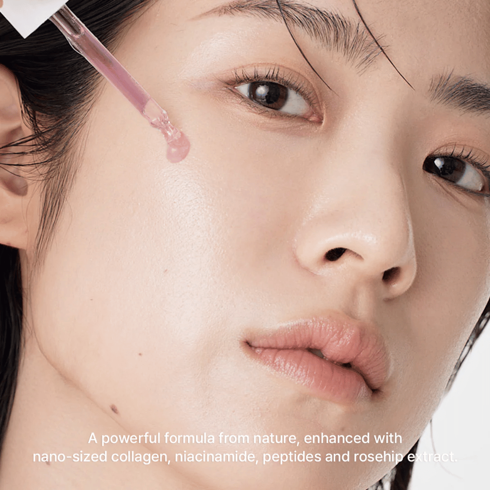 Primer plano de un rostro donde se aplica Arencia Red Smoothie Serum 8 con pipeta. El suero tiene un ligero tono rosa y contiene nano-colágeno, niacinamida, péptidos y extracto de rosa mosqueta.