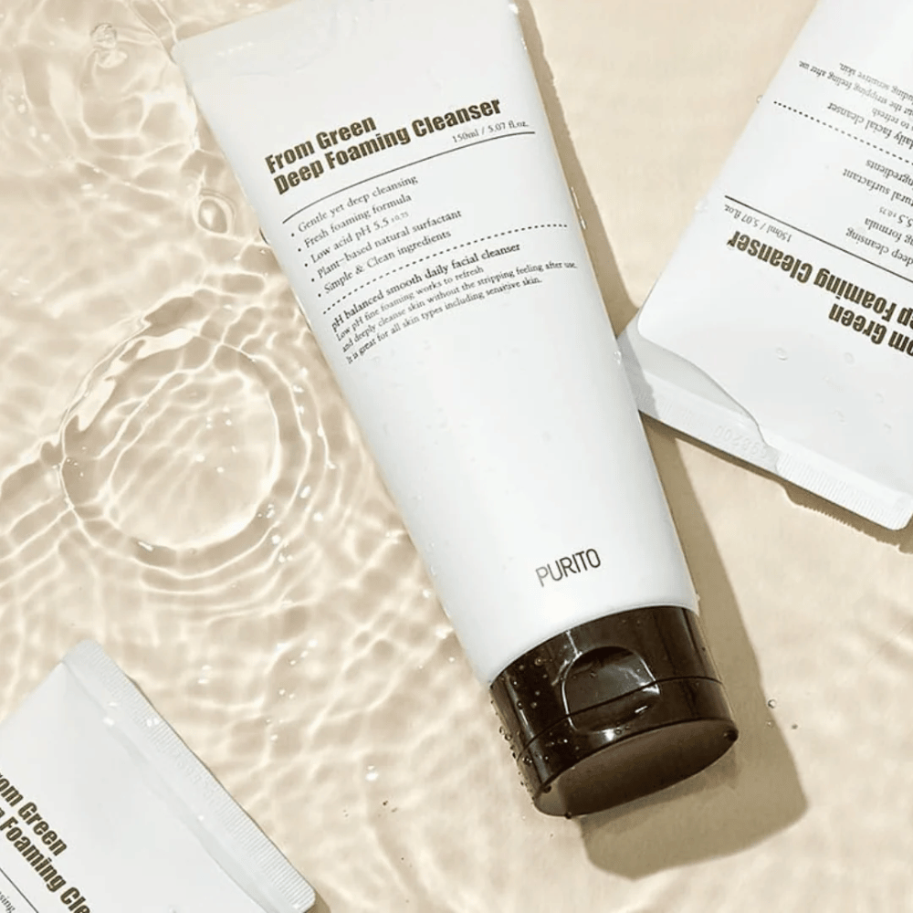 Purito From Green Deep Foaming Cleanser es una limpieza suave pero efectiva con un valor de pH de 5.5 que limpia en profundidad sin irritar la piel. Hace espuma fácilmente y deja la piel limpia, hidratada y suave, lo que la hace perfecta para el uso diario.