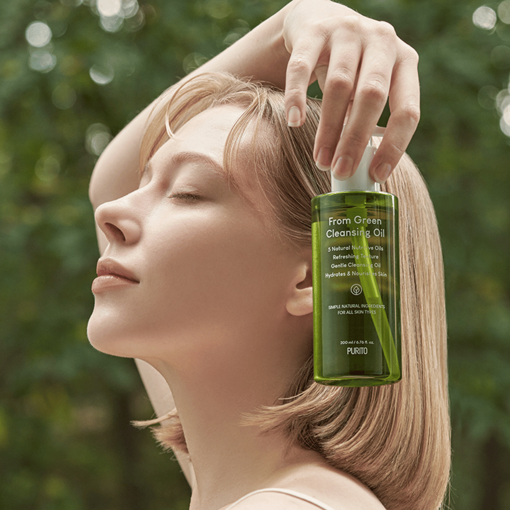 Purito From Green Cleansing Oil es perfecto para el uso diario y adecuado para todo tipo de piel, incluso piel sensible. Con cinco aceites naturales ricos en nutrientes, limpia profundamente la piel sin dejar una sensación grasosa, mientras hidrata y cuida.