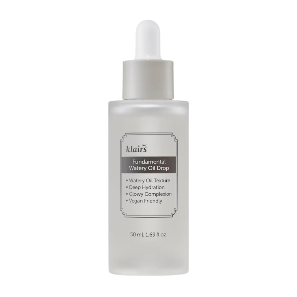 Frasco transparente con pipeta que contiene Klairs Fundamental Watery Oil Drop, 50 ml. La etiqueta describe las propiedades del producto como hidratación profunda, efecto resplandeciente y formulación vegana.