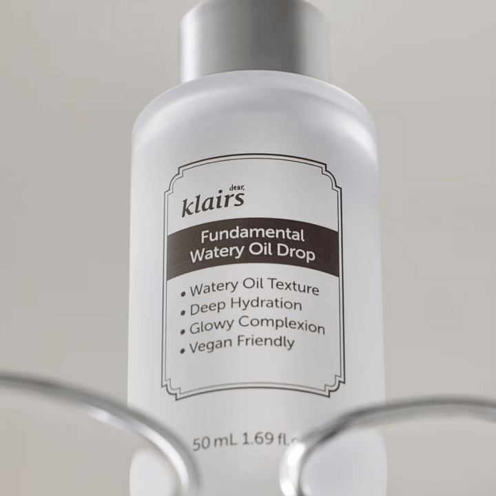 Flaska med Klairs Fundamental Watery Oil Drop, 50 ml, placerad i en genomskinlig hållare, med tydlig etikett som lyfter fram produktens återfuktande och veganska egenskaper.