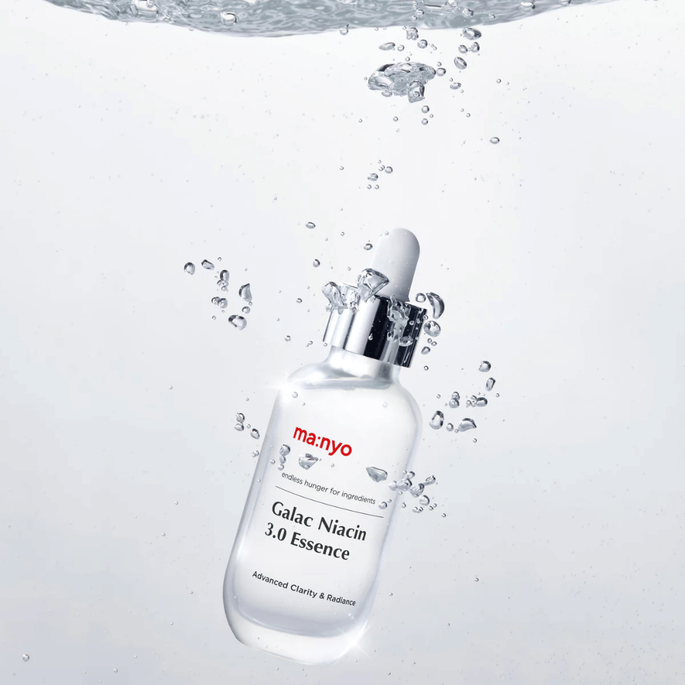 Ma:nyo Galac Niacin 3.0 Essence bajo el agua - símbolo de su fórmula hidratante y fresca que restablece el equilibrio y el resplandor de la piel.