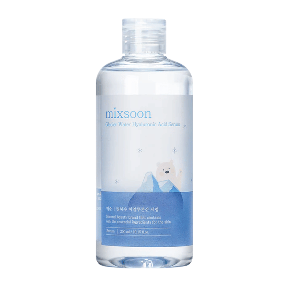 Mixsoon Glacier Water Hyaluronic Acid Serum en botella transparente con etiqueta azul y motivo de oso polar, vista desde el frente contra un fondo blanco.