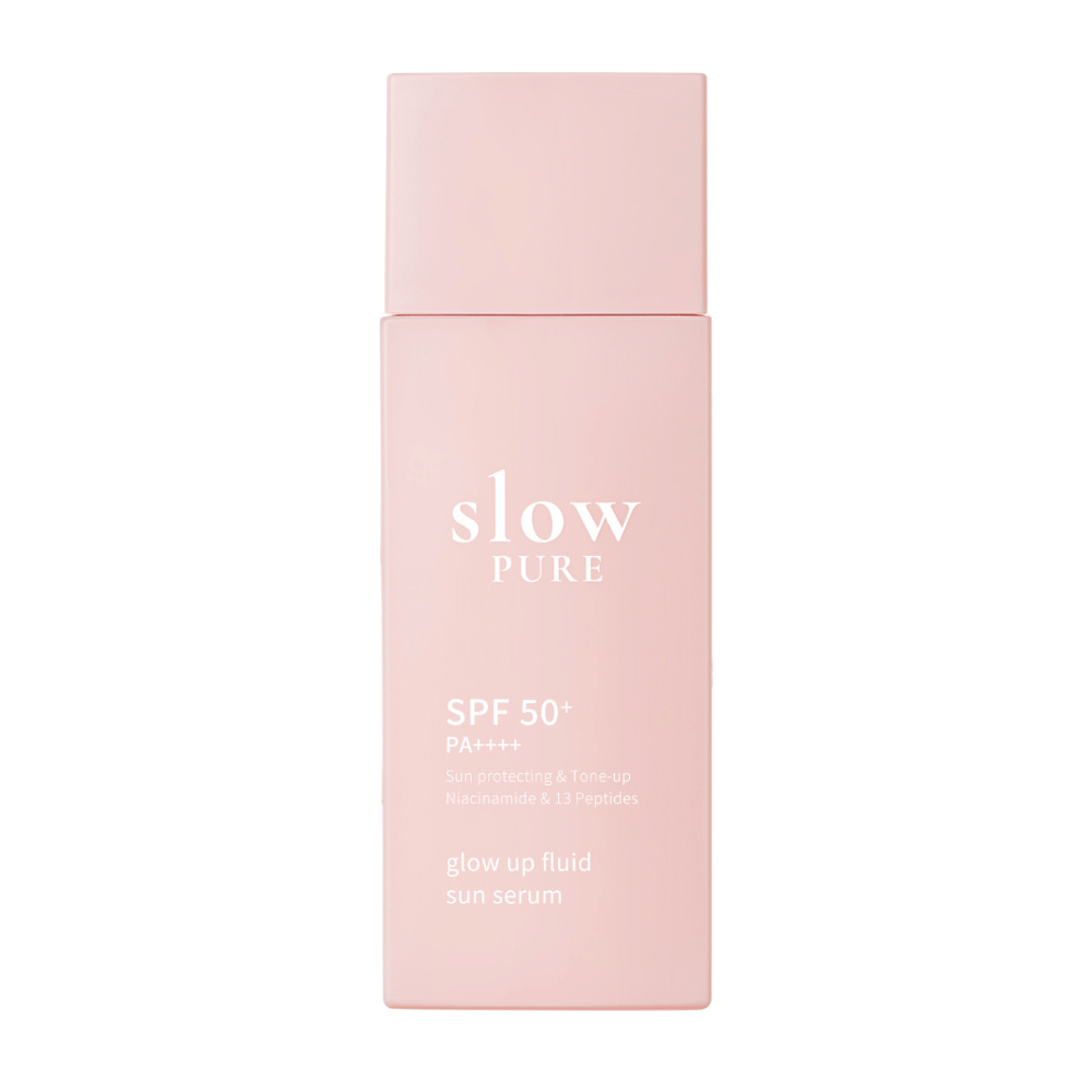 Slow Pure Glow Up Fluid Sun Serum SPF 50+ PA++++ en botella rosa con fórmula protectora solar y que da brillo.
