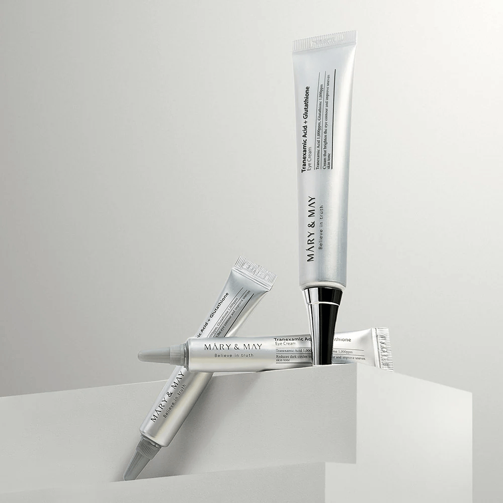 Mary&May Tranexamic Acid + Glutathione Eye Cream montado en estudio, contorno de ojos coreano que combina ácido tranexámico y glutatión para una mirada más clara.