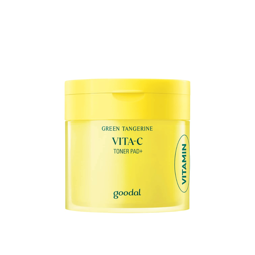 Un contenedor amarillo claro marcado "GREEN TANGERINE VITA-C TONER PAD+" de la marca "goodal", con una marca lateral que indica "VITAMINA".