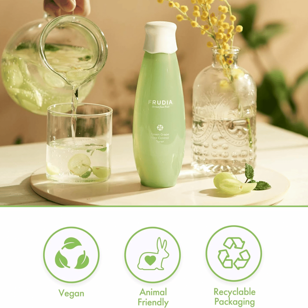 Frudia Green Grape Pore Control Toner en un entorno natural con uvas verdes y agua que simbolizan el cuidado fresco de los poros, la hidratación y la piel equilibrada con cuidado de la piel coreano vegano.