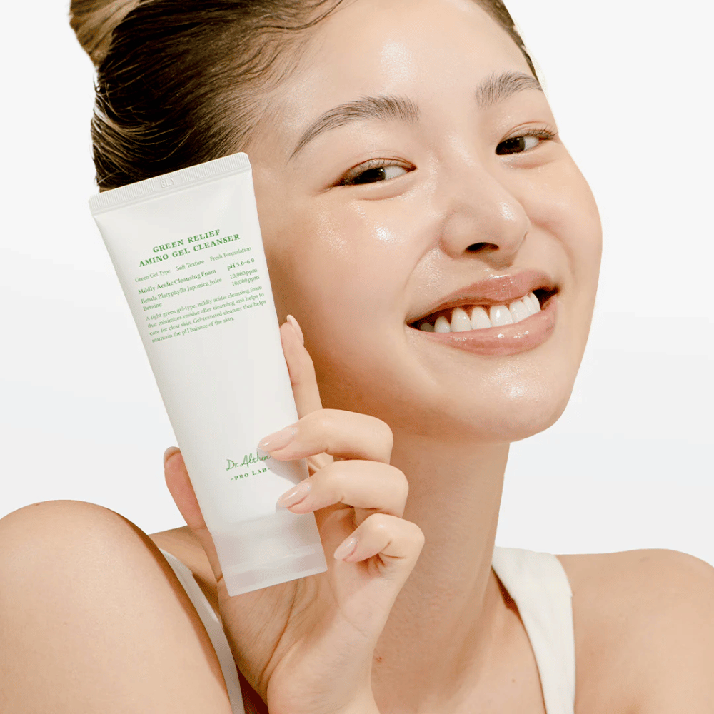 Mujer con piel radiante sostiene Dr. Althea Green Relief Amino Gel Cleanser – limpieza vegana para piel sensible e irritada.