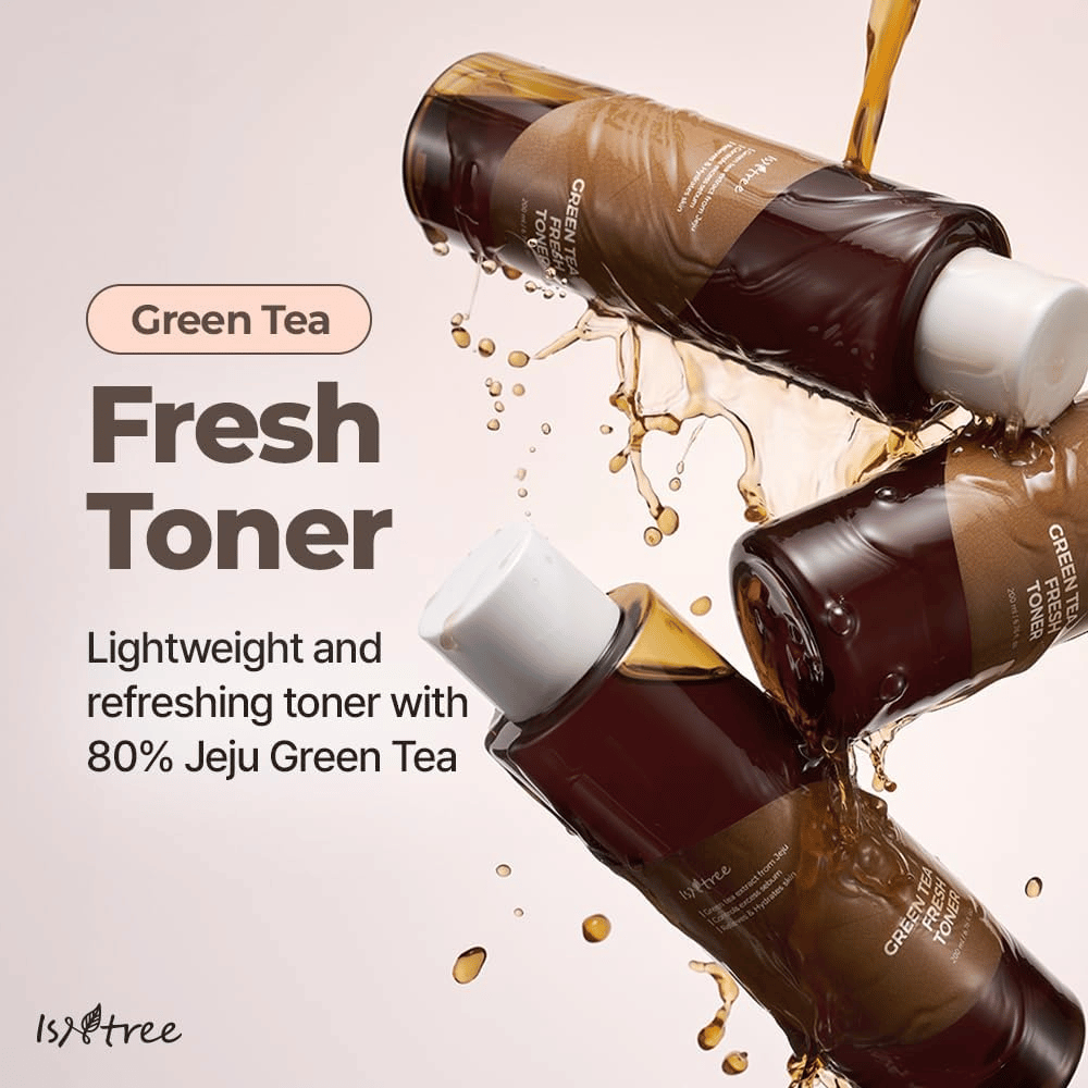 Varias botellas de Isntree Green Tea Fresh Toner están rodeadas de salpicaduras de tónico. La imagen destaca la fórmula ligera y refrescante con un 80 % de té verde de Jeju para hidratar y equilibrar la piel.