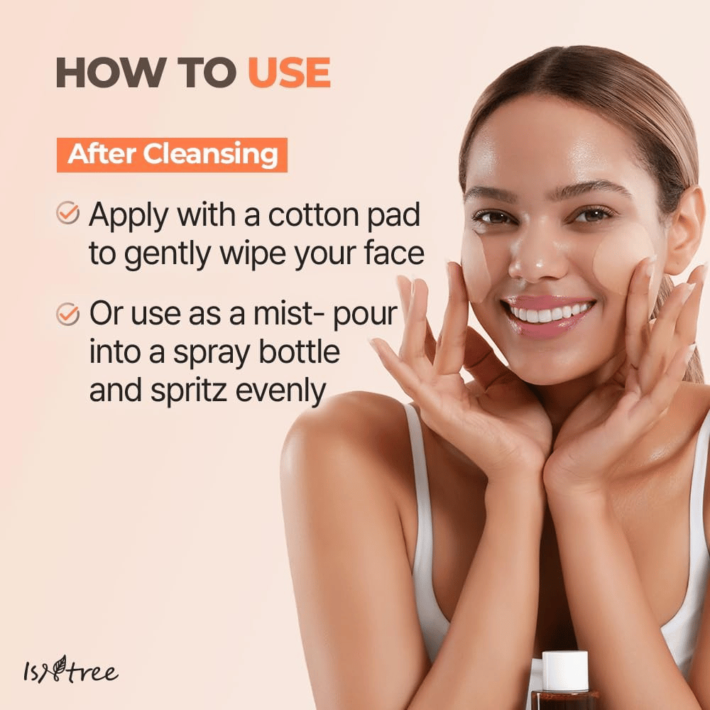 Una modelo muestra cómo se usa Isntree Green Tea Fresh Toner después de la limpieza. El tónico se aplica con un disco de algodón o puede verterse en un frasco con atomizador para usarse como una bruma facial refrescante.