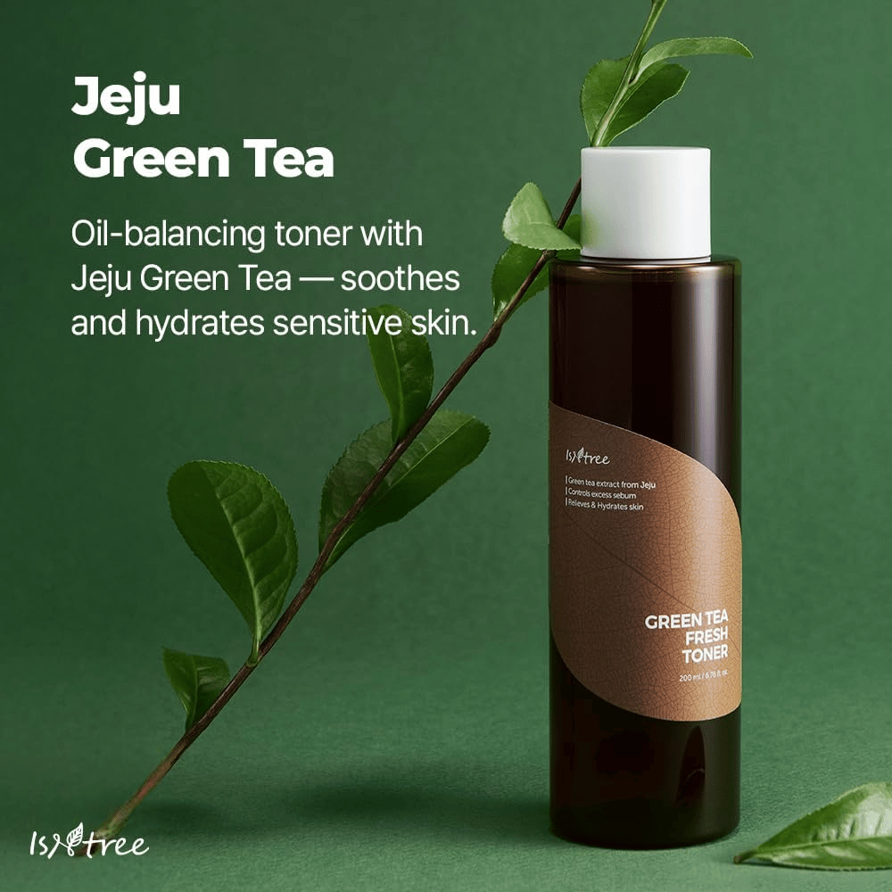 Isntree Green Tea Fresh Toner presentado junto con hojas de té verde de Jeju. La imagen enfatiza el contenido de té verde del tónico, que ayuda a hidratar, calmar y equilibrar la piel.