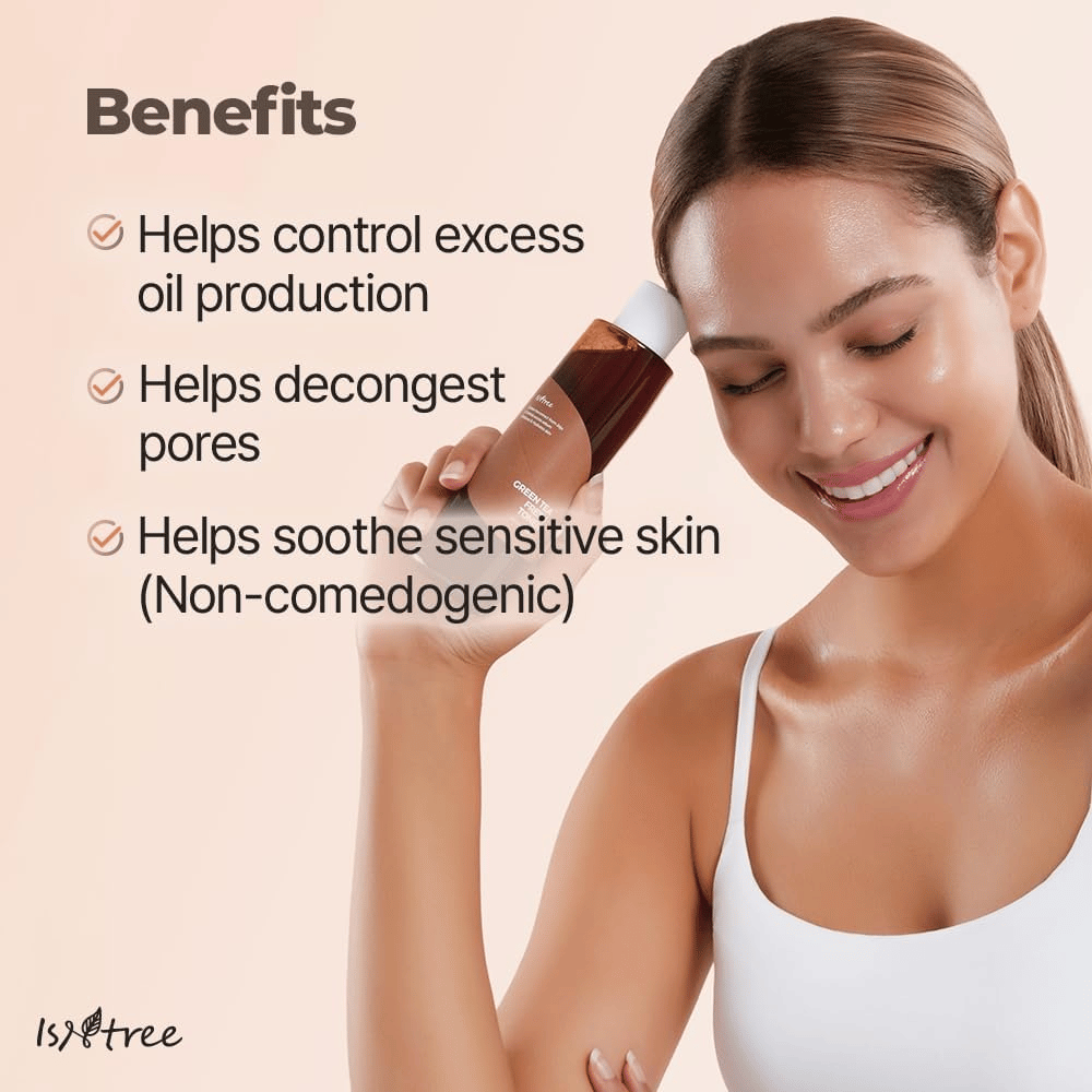 Una persona sostiene Isntree Green Tea Fresh Toner junto al rostro. La imagen resalta los beneficios del tónico, como equilibrar la producción de sebo, limpiar los poros y calmar la piel sensible sin obstruir los poros.