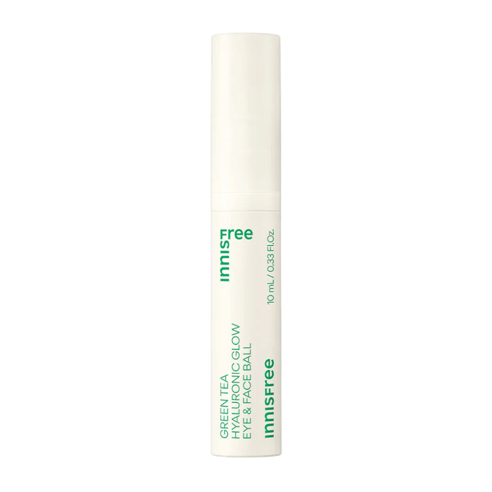 Innisfree Green Tea Hyaluronic Glow Eye & Face Ball se presenta en una botella blanca con texto verde. El producto tiene una parte aplicadora redonda y contiene 10 ml. El diseño es simple y elegante, con un enfoque en el producto en primer plano.