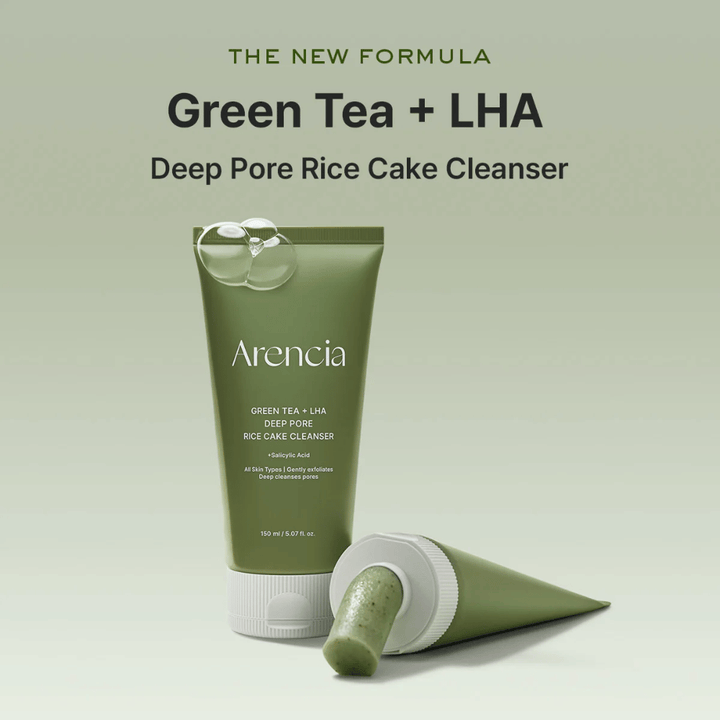 Imagen de campaña para Arencia Green Tea + LHA Deep Pore Rice Cake Cleanser que destaca la nueva fórmula con té verde y LHA para una limpieza profunda de los poros.