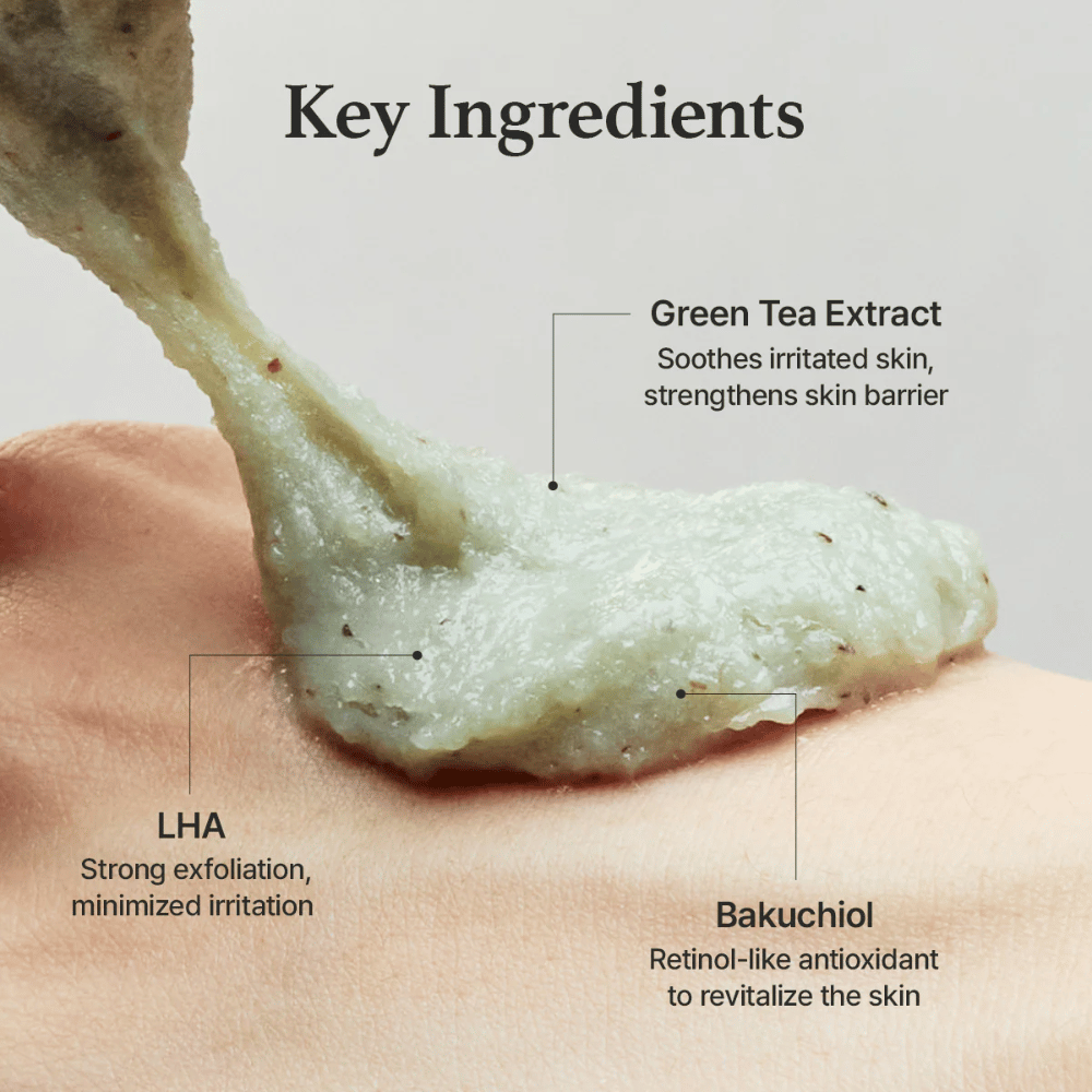 Primer plano de la textura del limpiador junto con una explicación de ingredientes para extracto de té verde, LHA y bakuchiol, que ayudan a exfoliar suavemente y fortalecer la barrera cutánea.