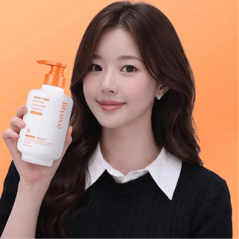 Una persona sostiene LILYEVE Grow:Turn Exosome 3D Volume Shampoo para el cuidado voluminizador del cabello y del cuero cabelludo