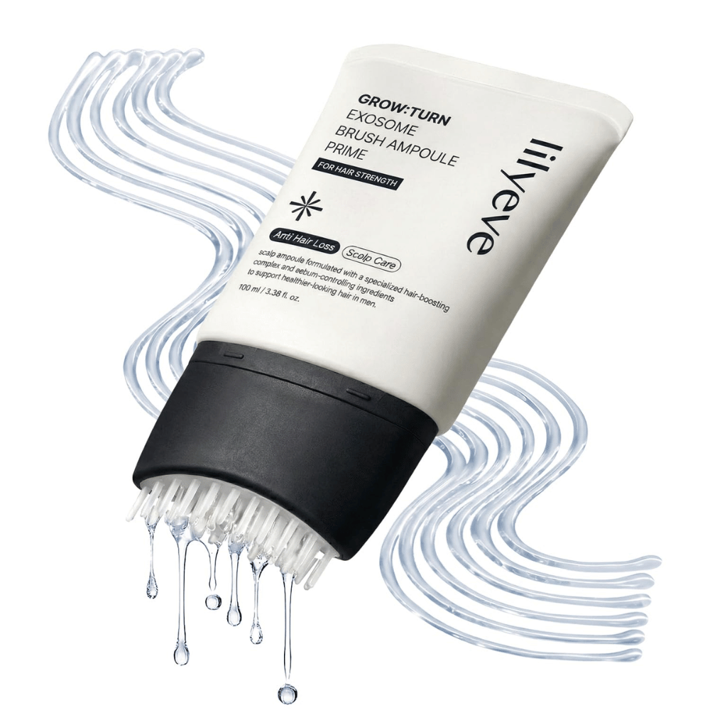 Primer plano de LILYEVE Grow:Turn Exosome Brush Ampoule Prime con gotas decorativas de sérum y el exclusivo aplicador con cepillo. La imagen enfatiza la fácil aplicación directamente sobre el cuero cabelludo y el cuidado específico de las raíces del cabello.