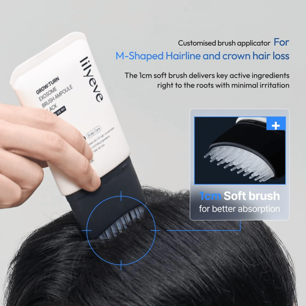 Una persona aplica LILYEVE Grow:Turn Exosome Brush Ampoule Prime directamente sobre el cuero cabelludo con el aplicador integrado de cepillo suave. La imagen muestra cómo la fórmula llega a las raíces del cabello para un cuidado específico ante la caída del cabello y el cabello más fino.