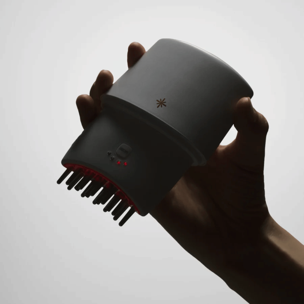 2. Lilyeve GrowTurn Pro – dispositivo manual para el cuero cabelludo con púas metálicas y luz LED roja