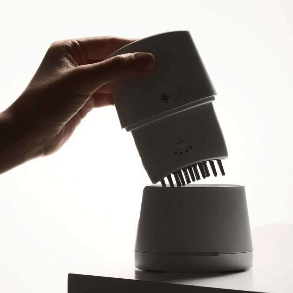 1. Lilyeve GrowTurn Pro – dispositivo blanco para el cuero cabelludo con cabezal de masaje desmontable y estación de carga