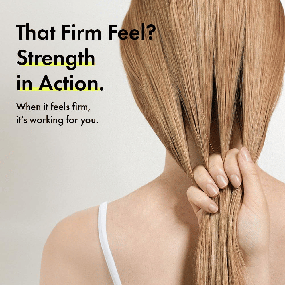 Persona sosteniendo su cabello para ilustrar hebras capilares más fuertes y una sensación de cabello más firme después de usar Grabity g0.0 Hair Lifting Shampoo Strong.