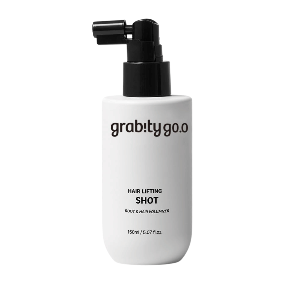 Grabity Hair Lifting Shot Root & Hair Volumizer en elegante frasco blanco con pulverizador. Un producto capilar voluminizador desarrollado para levantar las raíces del cabello, dar más cuerpo al cabello y facilitar el peinado.