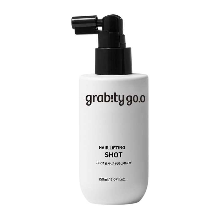 Grabity Hair Lifting Shot Root & Hair Volumizer en elegante frasco blanco con pulverizador. Un producto capilar voluminizador desarrollado para levantar las raíces del cabello, dar más cuerpo al cabello y facilitar el peinado.