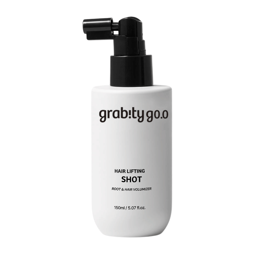 Grabity Hair Lifting Shot Root & Hair Volumizer en elegante frasco blanco con pulverizador. Un producto capilar voluminizador desarrollado para levantar las raíces del cabello, dar más cuerpo al cabello y facilitar el peinado.
