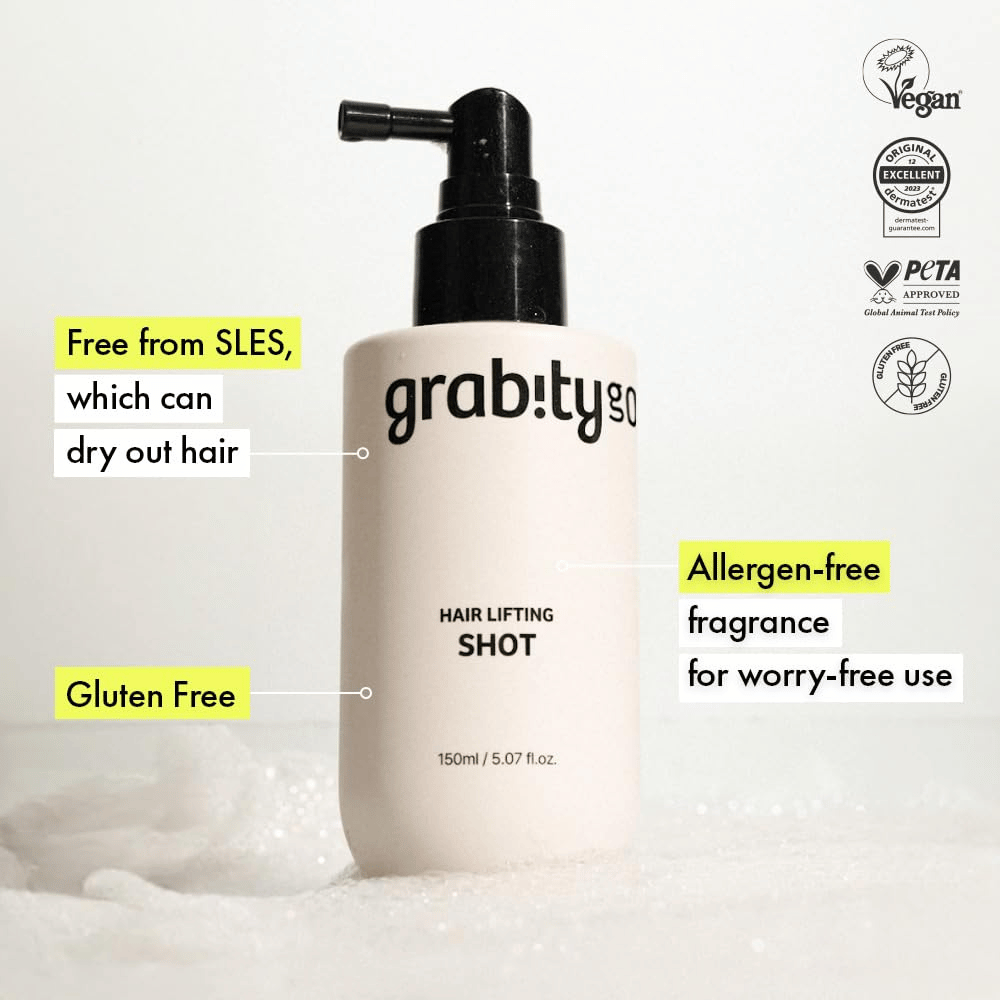 Grabity Hair Lifting Shot en frasco blanco con pulverizador con información sobre fórmula vegana, aprobación de PETA, composición sin SLES, fórmula sin gluten y fragancia sin alérgenos para un cuidado capilar suave.