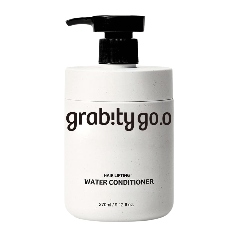 Grabity Hair Lifting Water Conditioner en un elegante frasco dosificador blanco sobre un fondo claro. Una fórmula de acondicionador capilar voluminizador desarrollada para aportar suavidad, brillo y una apariencia de cabello más abundante.