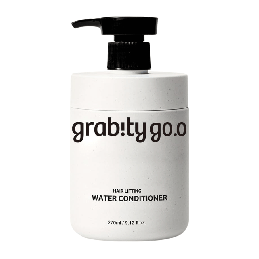 Grabity Hair Lifting Water Conditioner en un elegante frasco dosificador blanco sobre un fondo claro. Una fórmula de acondicionador capilar voluminizador desarrollada para aportar suavidad, brillo y una apariencia de cabello más abundante.