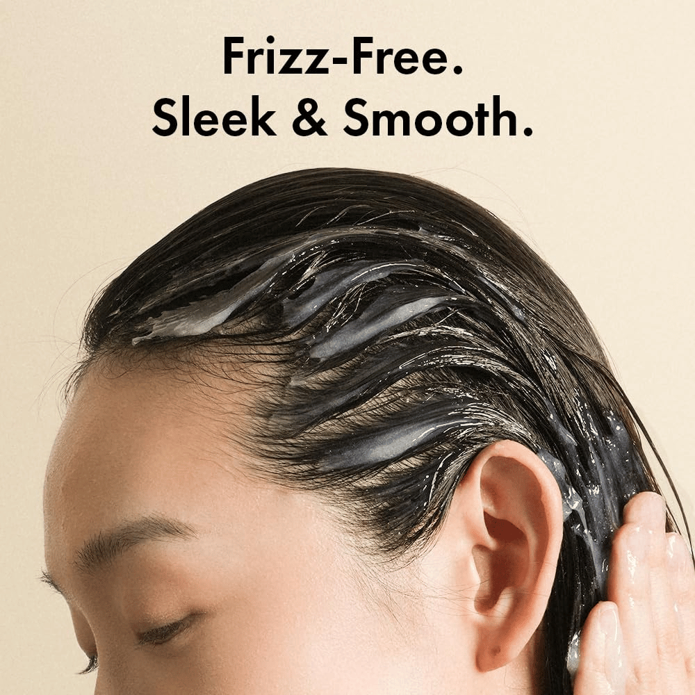 Persona aplicando Grabity Hair Lifting Water Conditioner sobre el cabello mojado. La fórmula ligera envuelve las fibras capilares para contrarrestar el encrespamiento y proporcionar un cabello más suave, liso y bien cuidado.