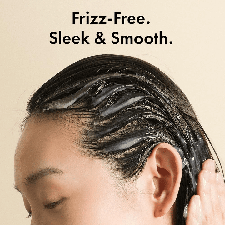 Persona aplicando Grabity Hair Lifting Water Conditioner sobre el cabello mojado. La fórmula ligera envuelve las fibras capilares para contrarrestar el encrespamiento y proporcionar un cabello más suave, liso y bien cuidado.