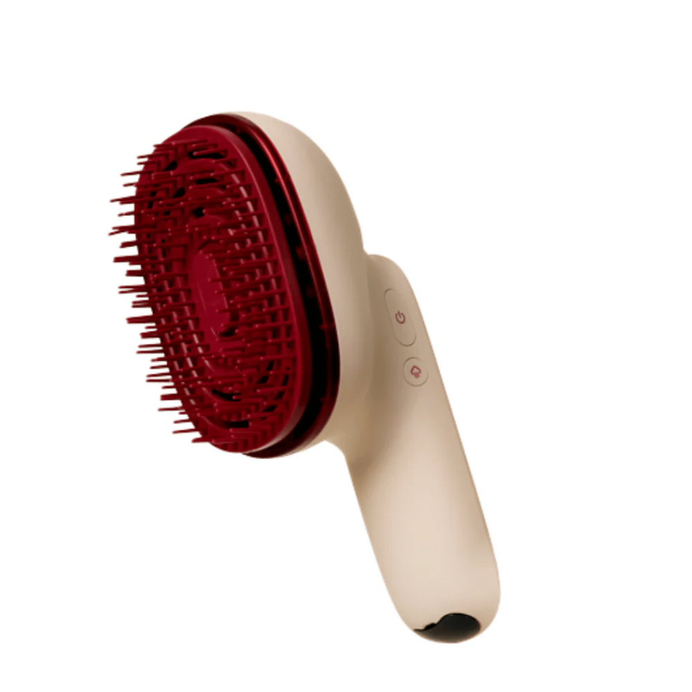 Primer plano de MOEV Hair Steamer Pro con cerdas rojas y mango ergonómico. Cepillo de cuidado capilar profesional con vapor y tecnología LED.