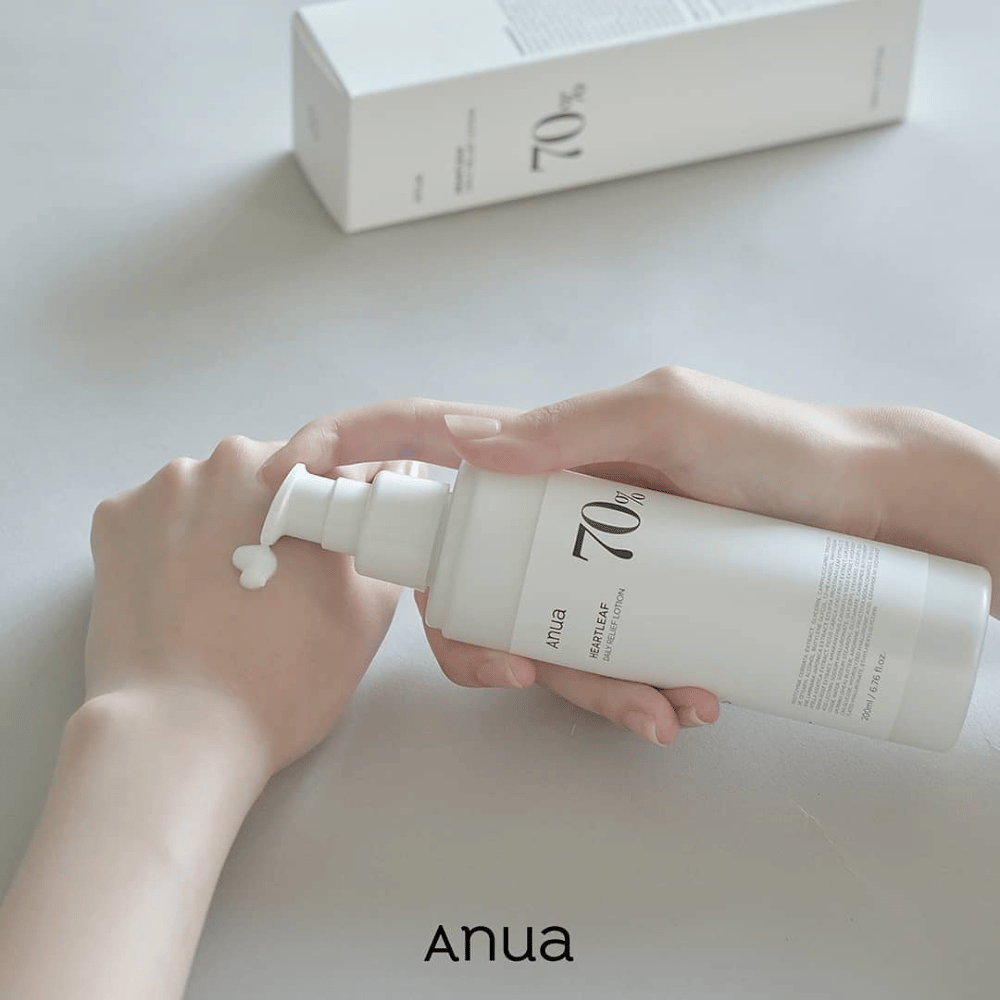 Una persona sostiene una botella Anua Heartleaf 70% Daily Lotion 200ml.
