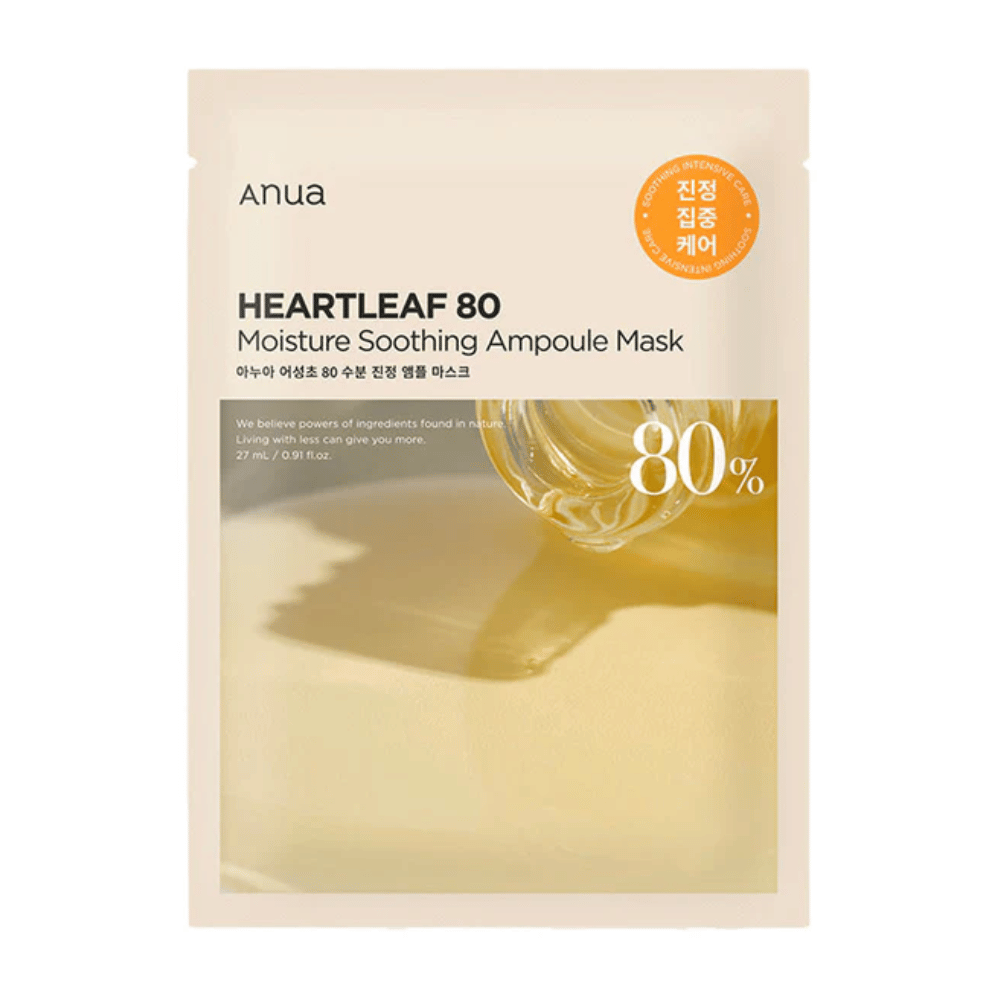 El empaque de Anua Heartleaf 80 Moisture Soothing Ampoule Mask muestra un líquido espeso y dorado que gotea sobre una superficie, con una etiqueta clara que muestra 80% de ingrediente principal. El diseño es minimalista con colores neutros.