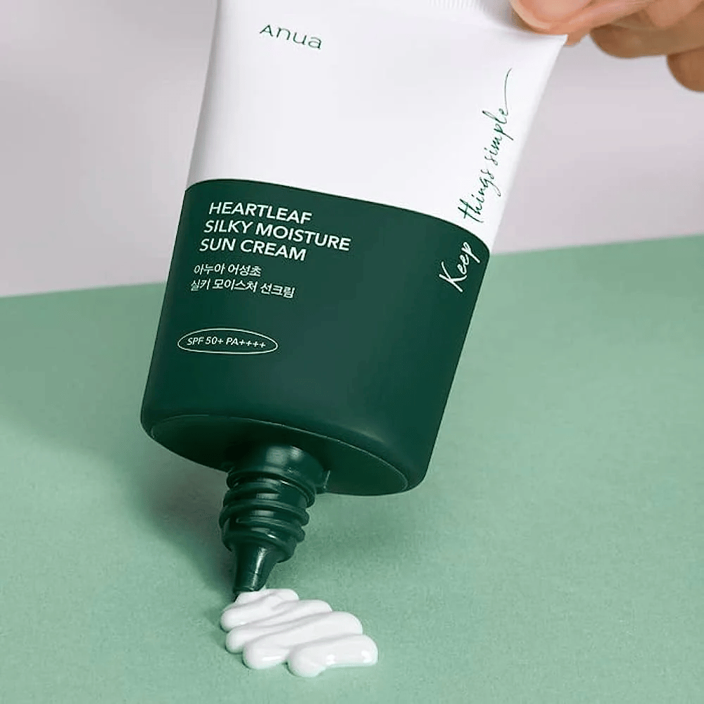  Crema solar de Anua, "Heartleaf Silky Moisture", se exprime del tubo.