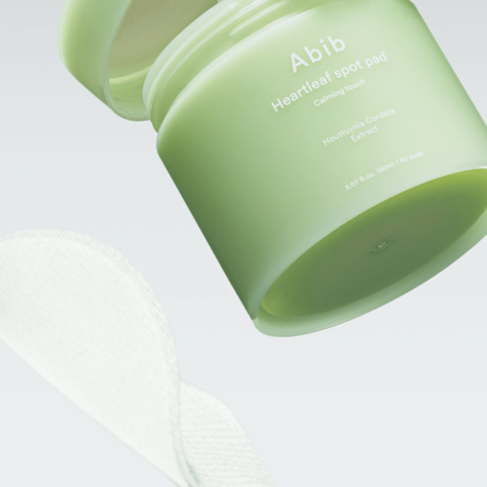 Tarro con Abib Heartleaf Spot Pad Calming Touch, contiene extracto de Houttuynia Cordata.