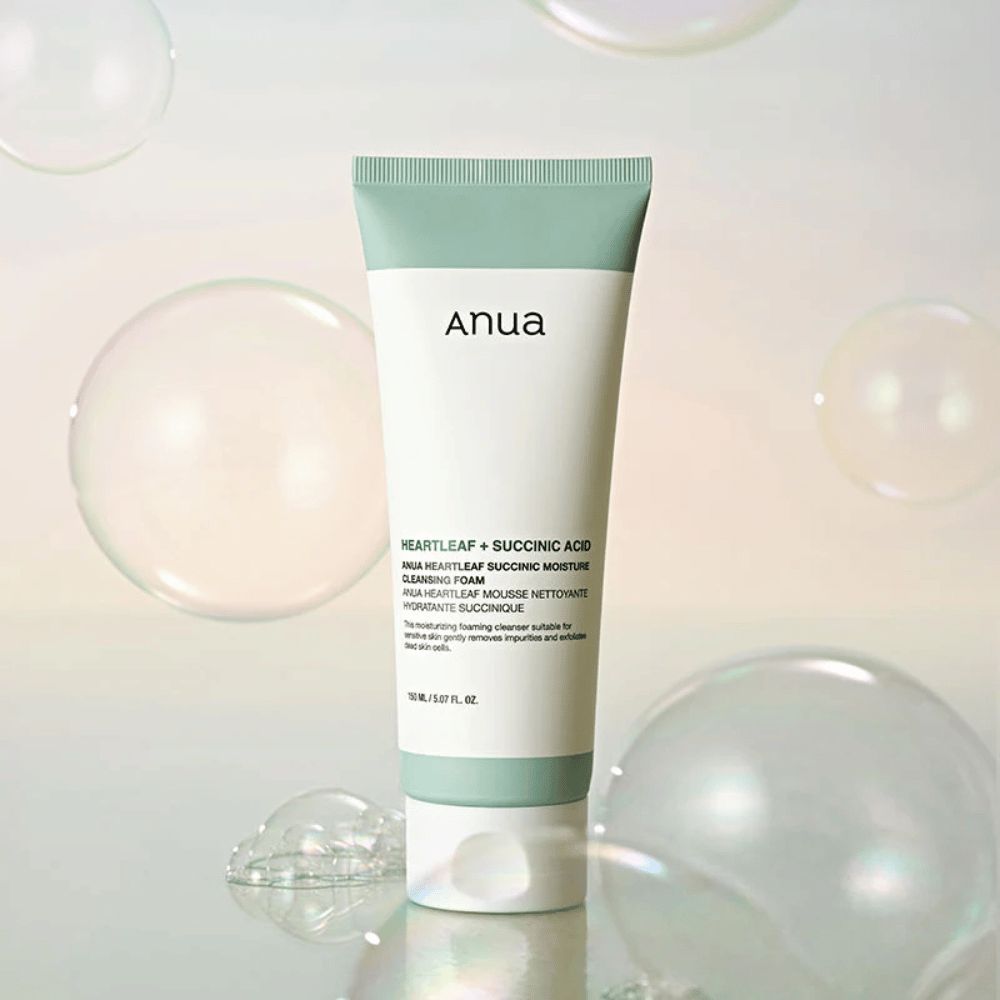 Imagen de producto de Anua Heartleaf + Succinic Acid Moisture Cleansing Foam rodeado de burbujas transparentes. La imagen refuerza la sensación de limpieza suave, frescura y una espuma ligera y aireada.